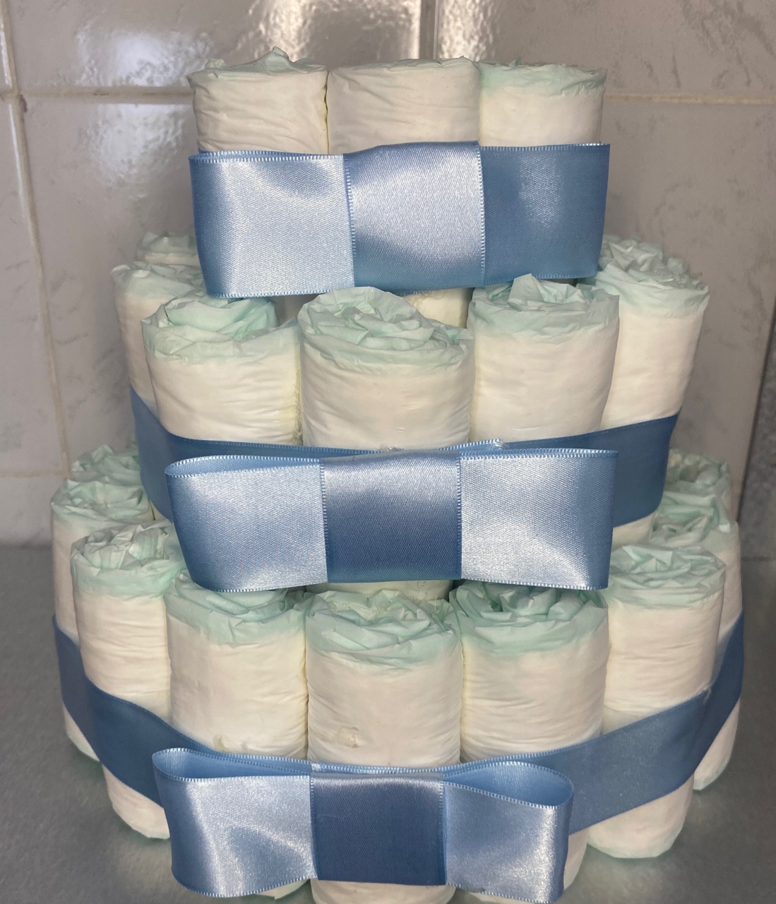 Bolo Fake de Fralda Azul Bebê  - Antonella Decorações