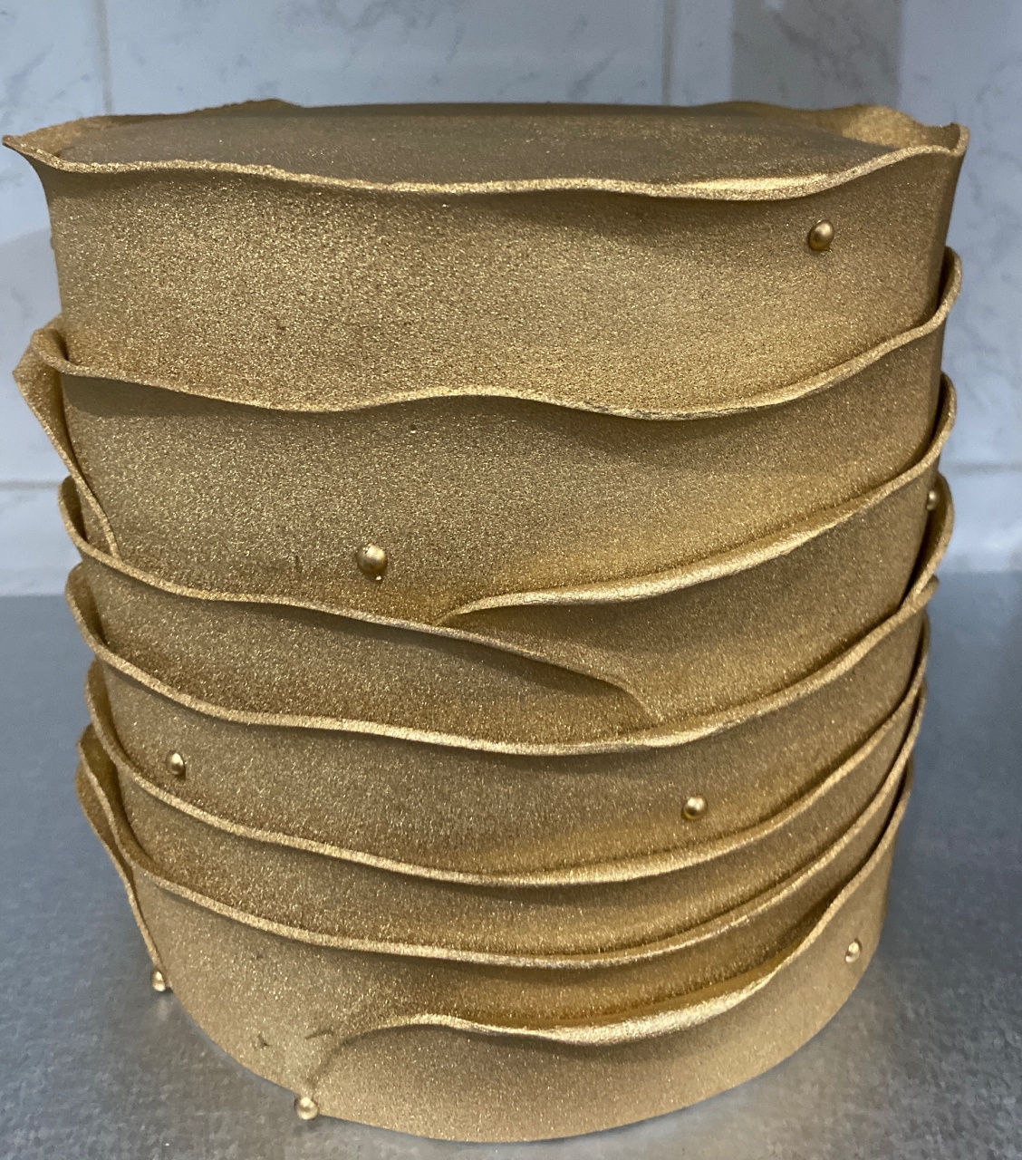 Bolo Fake Base Alta Dourado  - Antonella Decorações