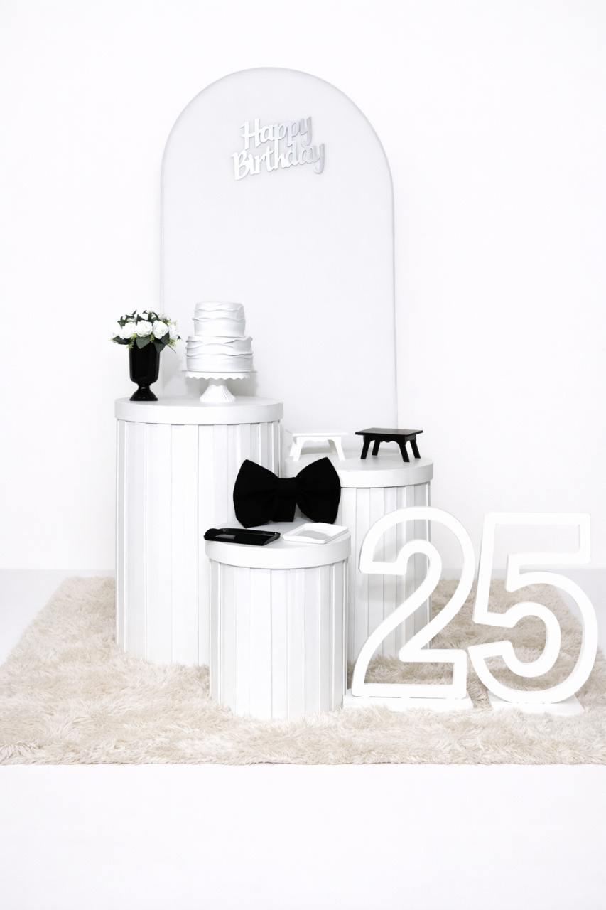 Kit Luxo Plus Branco Com Preto Mesas Ripadas - Mila Saldanha Locações