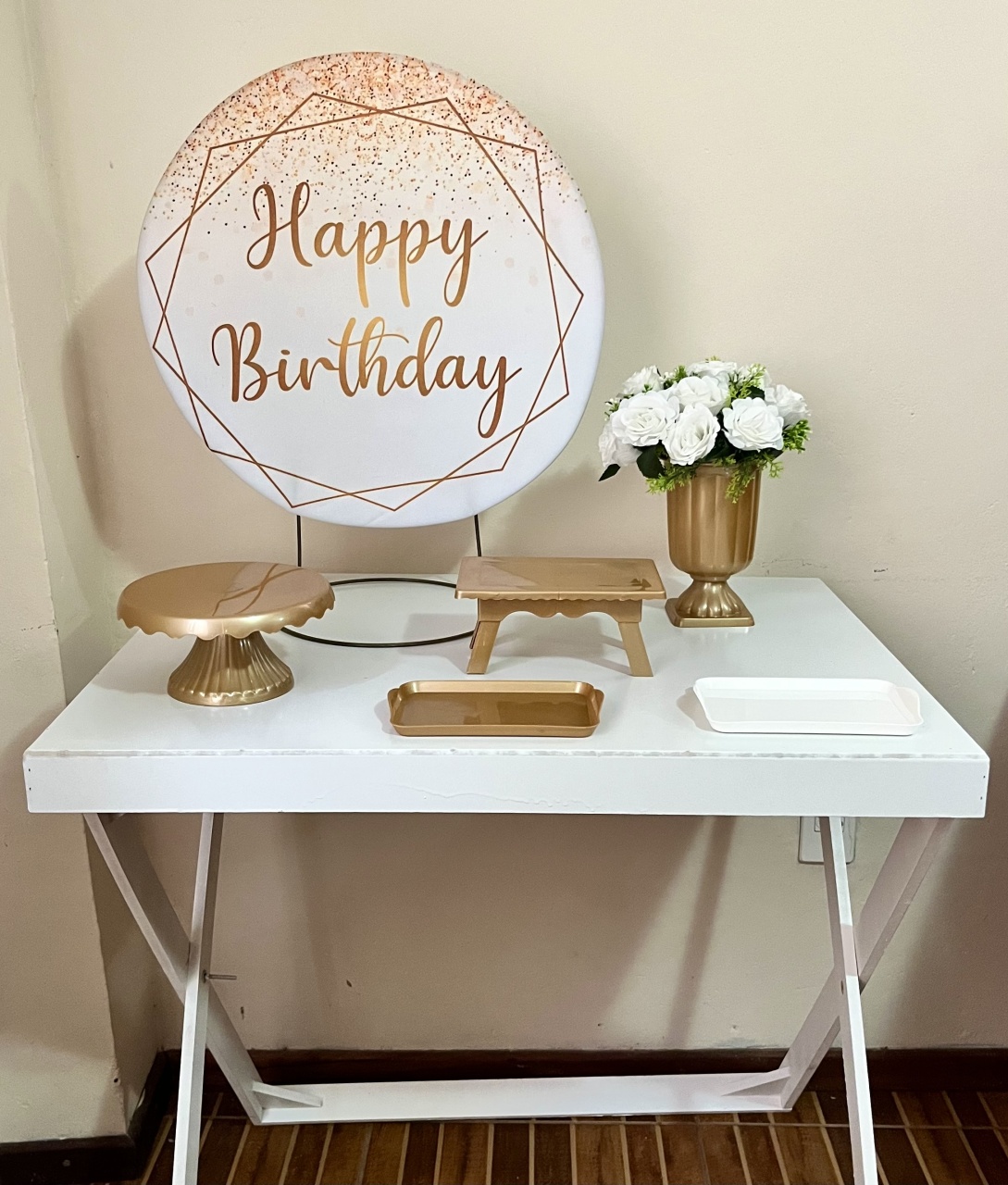 Kit de Mesa Happy Birthday Branco E Dourado - Mila Saldanha Locações