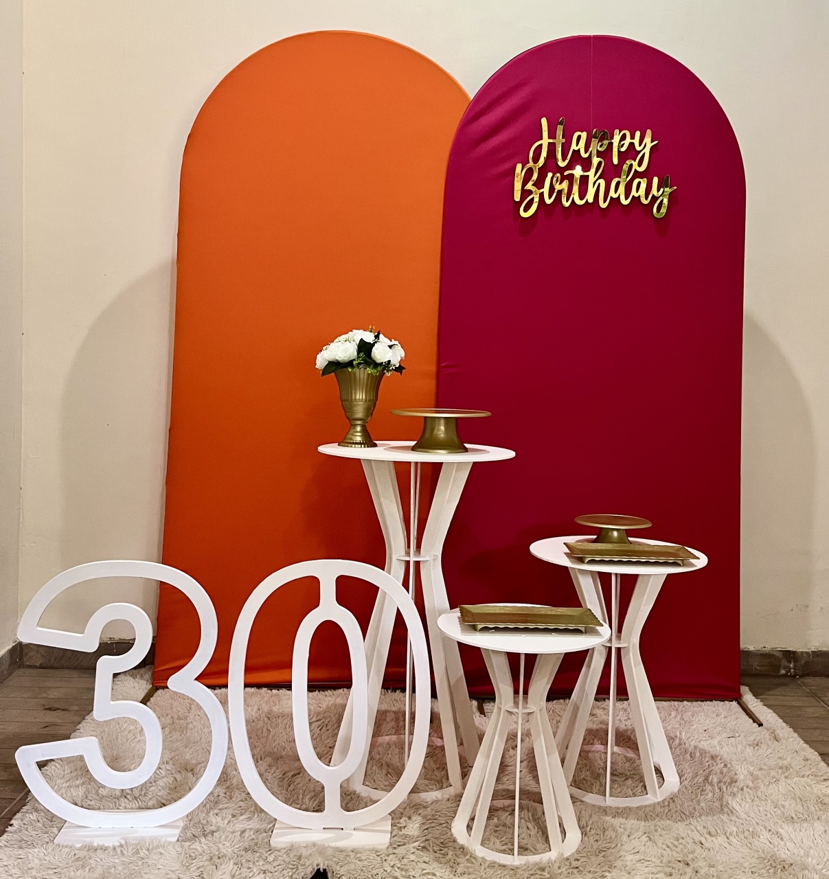 Alugue Kit Painel Duplo Mesas de Madeira Pink E Laranja Completo - Mila Saldanha Locações