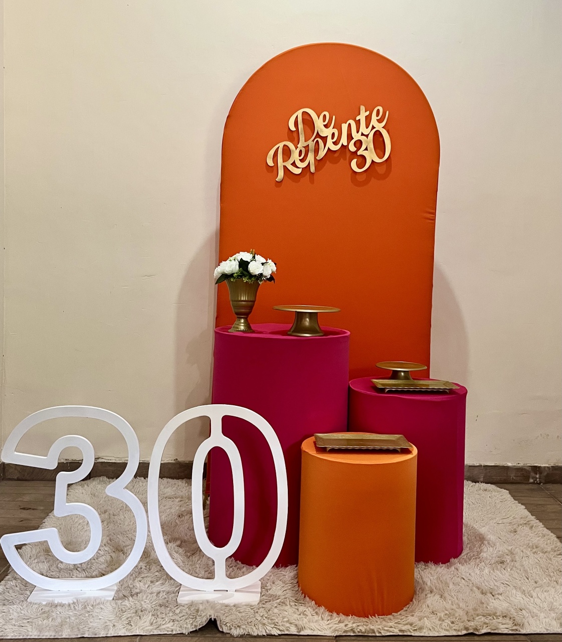 Alugue Kit Básico Com Número No Laranja E Pink - Mila Saldanha Locações