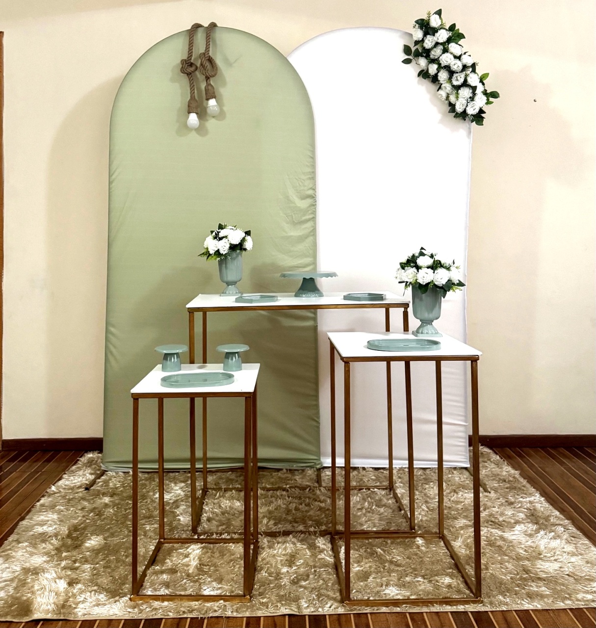 Kit Casamento Verde Oliva E Branco Mesas de Ferro - Mila Saldanha Locações