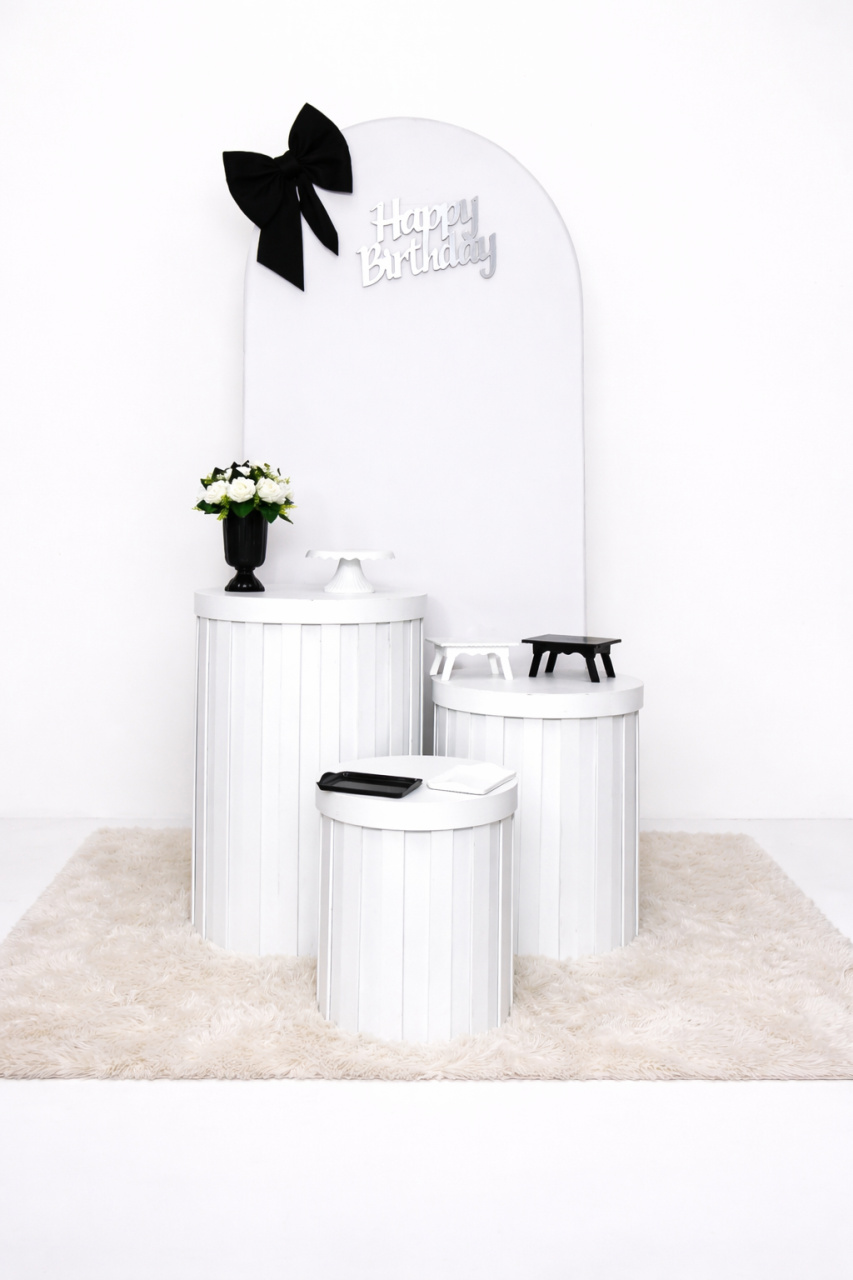 Kit Luxo Branco Com Preto Mesas Ripadas - Mila Saldanha Locações