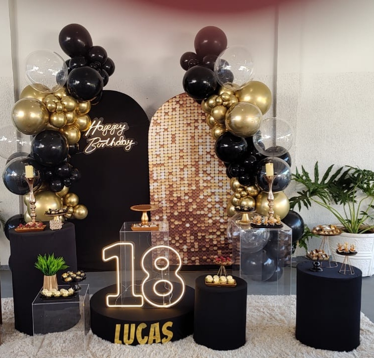 Preto Com Dourado - Carla Decor