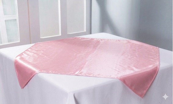 Kit Toalha Branca + Cobre Mancha Rosa Claro - Cetim  - jlfestaemcasa