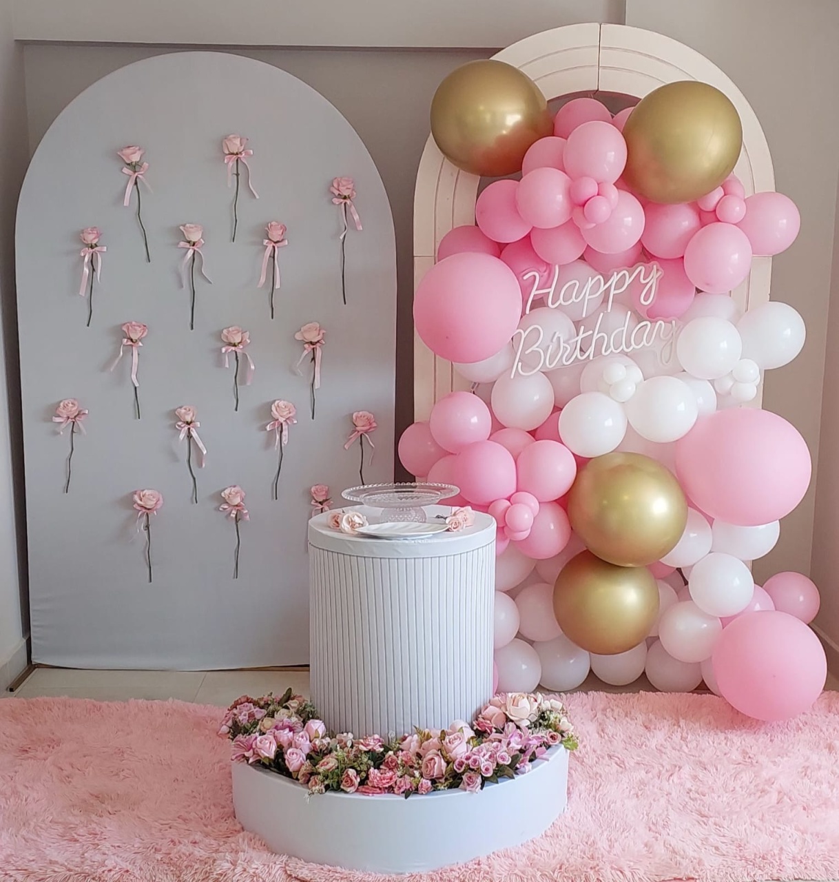 Painel Com Rosas/Painel Com Balões Embutidos  - THAYSE DECORA 