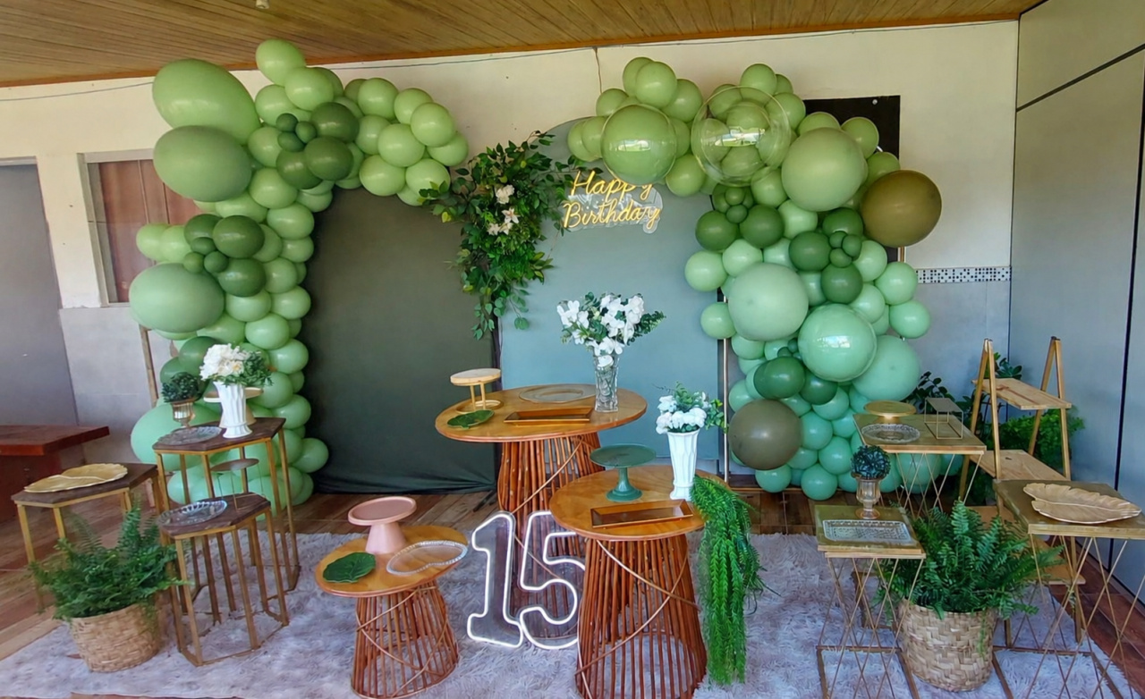 Dois Painéis Em Cores Diferentes E Um Com Balões Embutidos  - THAYSE DECORA 