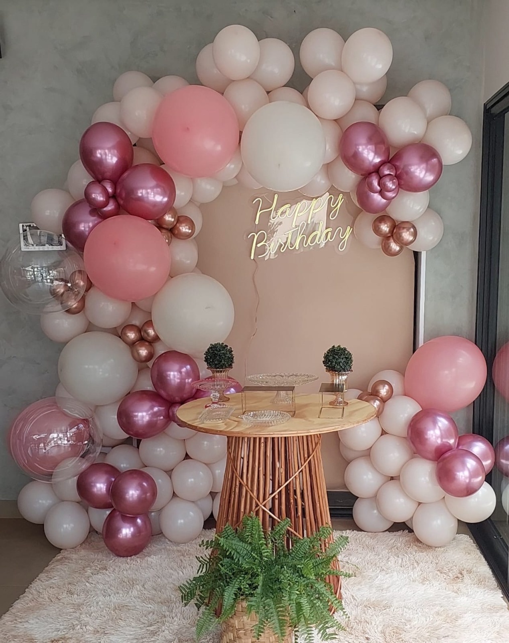 Painel Nude Com Lateral Grande E Bem Desconstruída  - THAYSE DECORA 