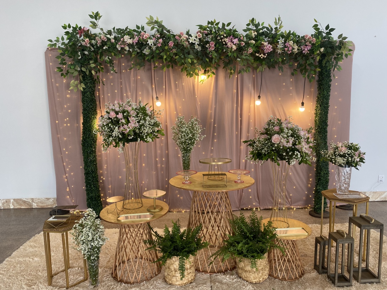 Estrutura Com Flores Suspensas - THAYSE DECORA 