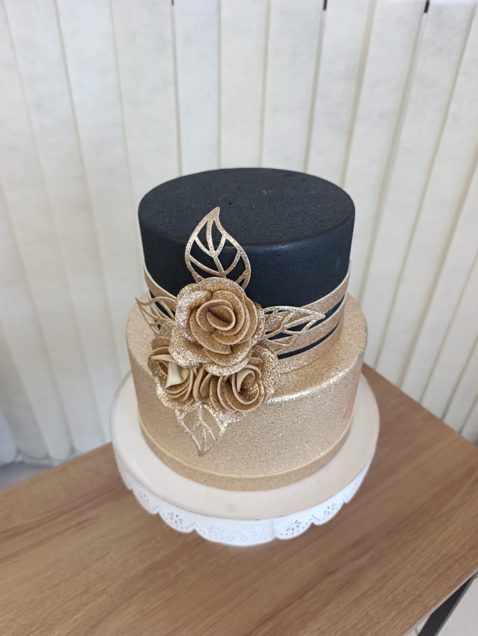 Bolo Fake "Preto E Dourado" - Sonho Montado