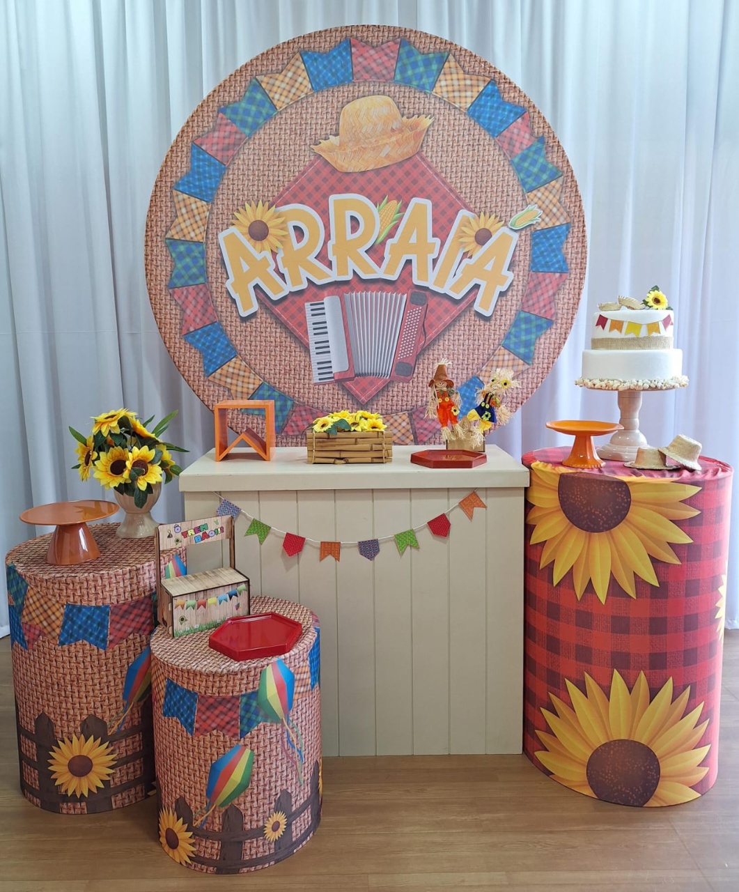 Festa Junina Arraiá Ouro - Decorações Ale Ramos