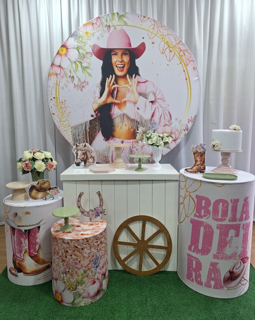 Ana Castela - Ouro - Decorações Ale Ramos