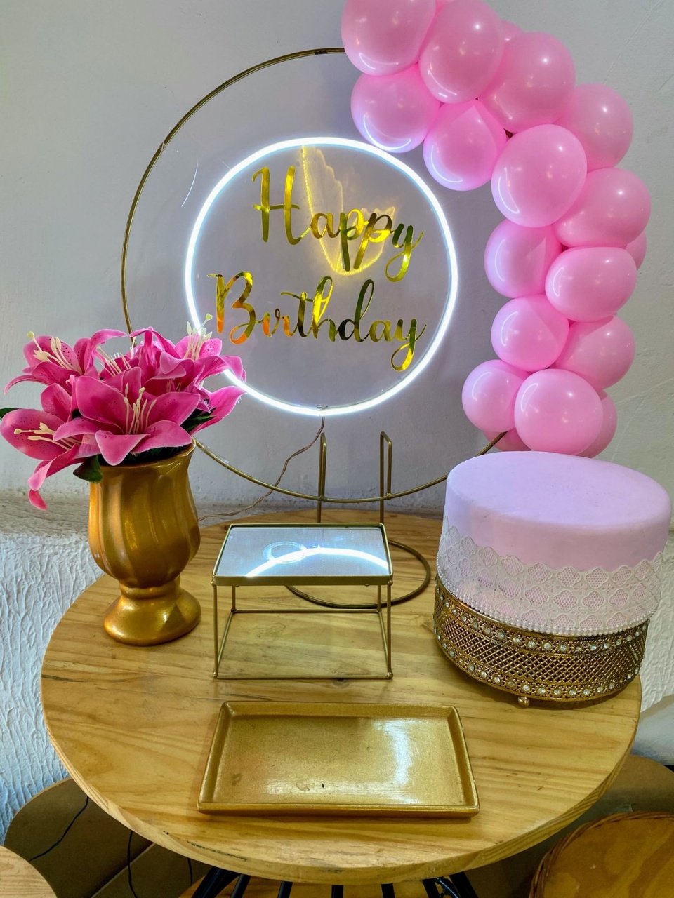 Kit Festa Na Mesa Dourado Com Rosa  - Lidi Festas e Decorações 