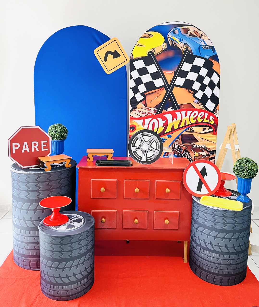 Hotweels Com Painel Romano - Candy Festas