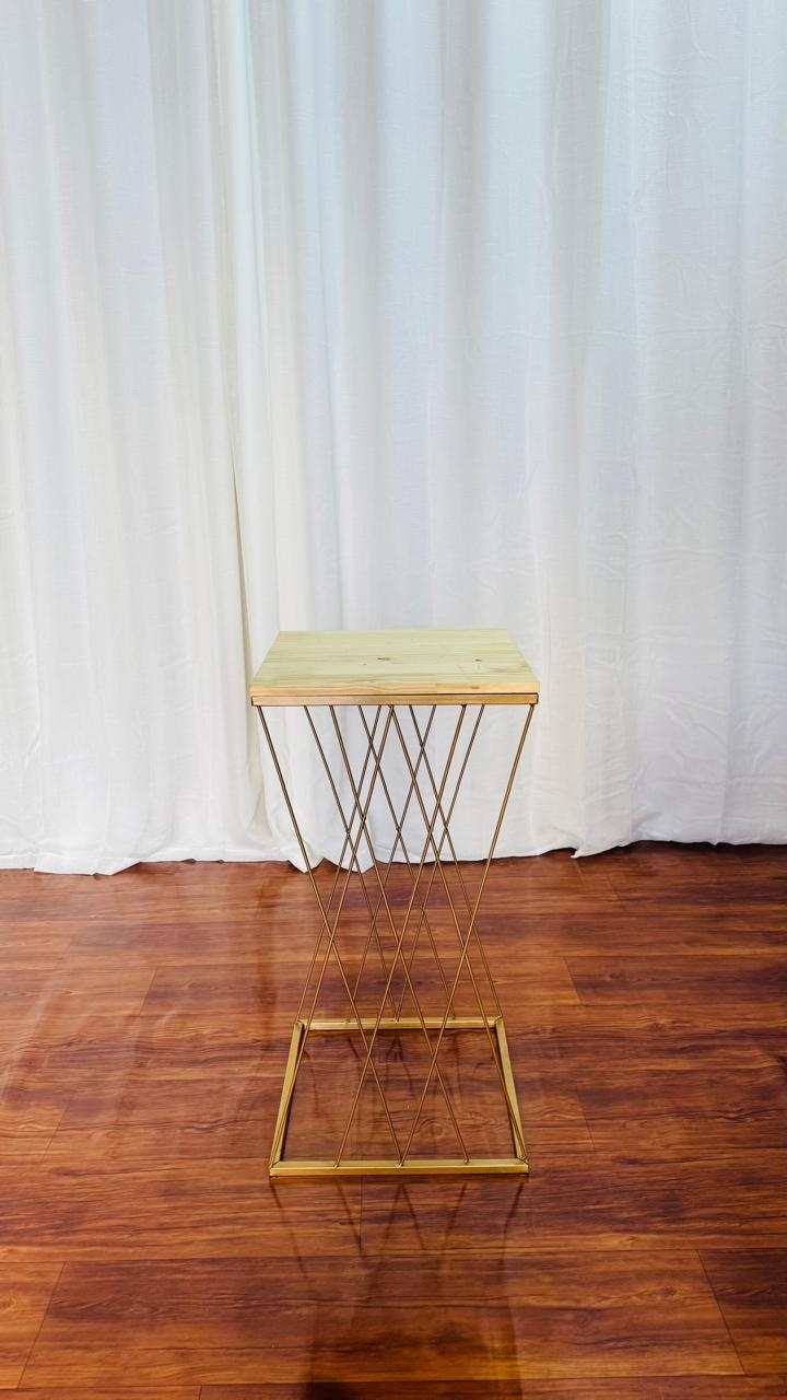 Mesa de Ferro Dourada Cruzada G - Comemore com encanto