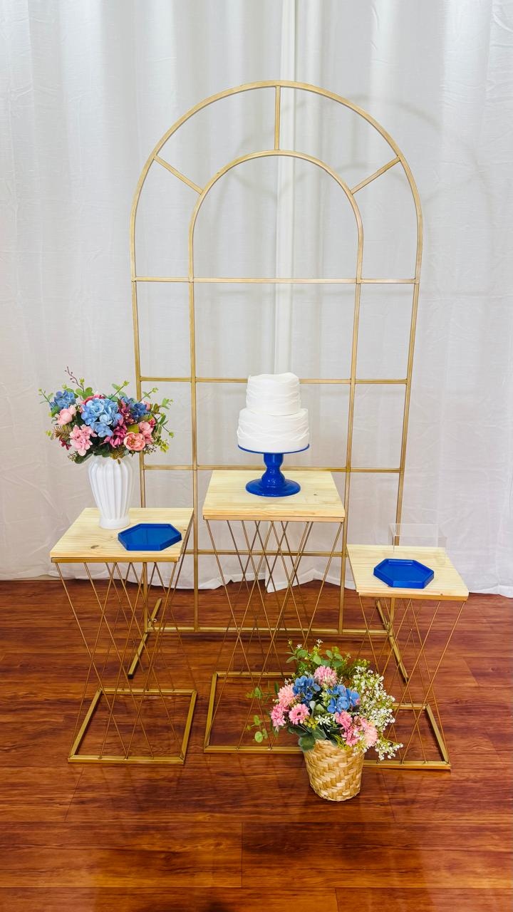 Kit Janela Com Mesa Dourada Cruzada Ferro Azul - Comemore com encanto