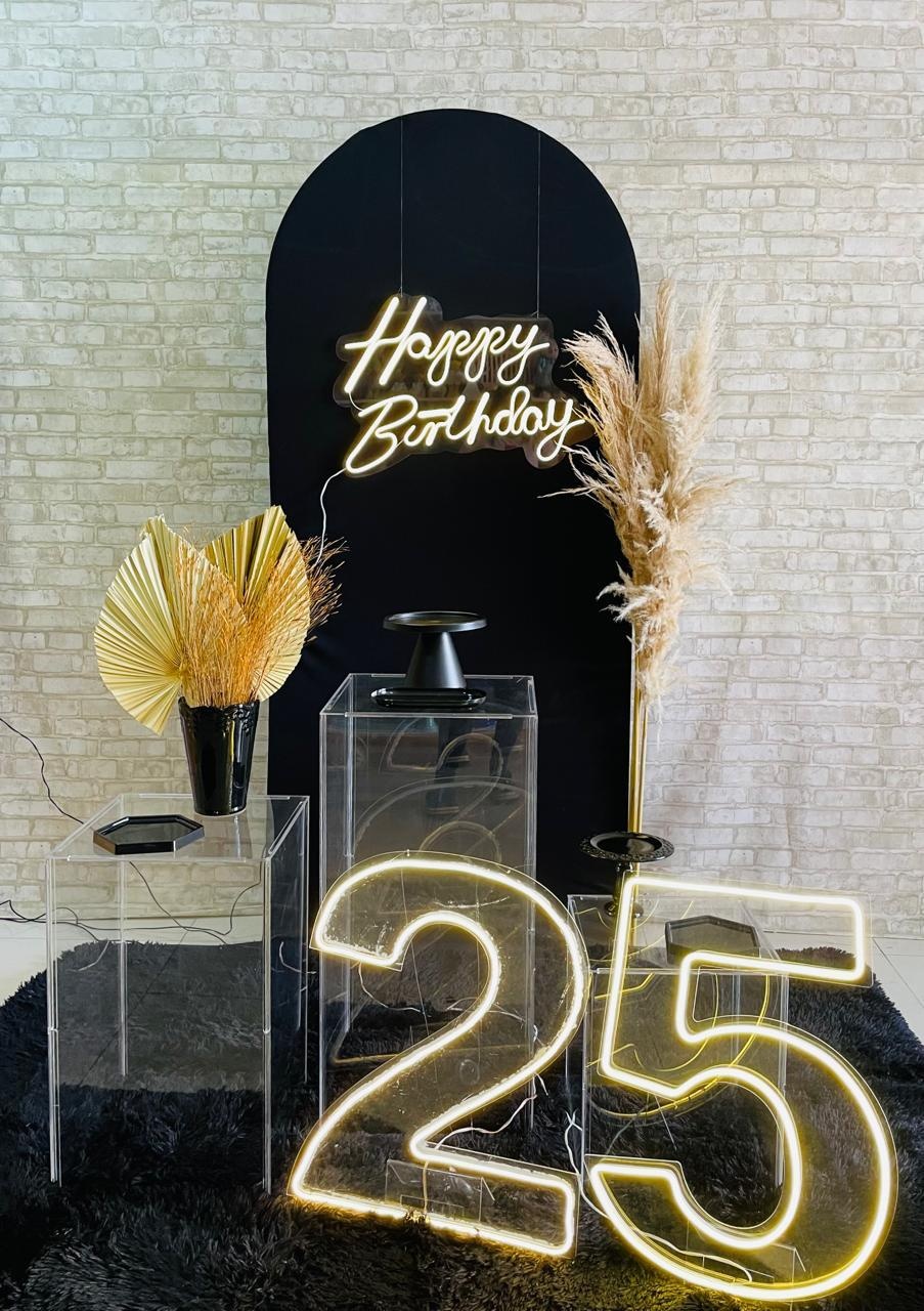 Kit Preto Com Dourado Com Led - Comemore com encanto
