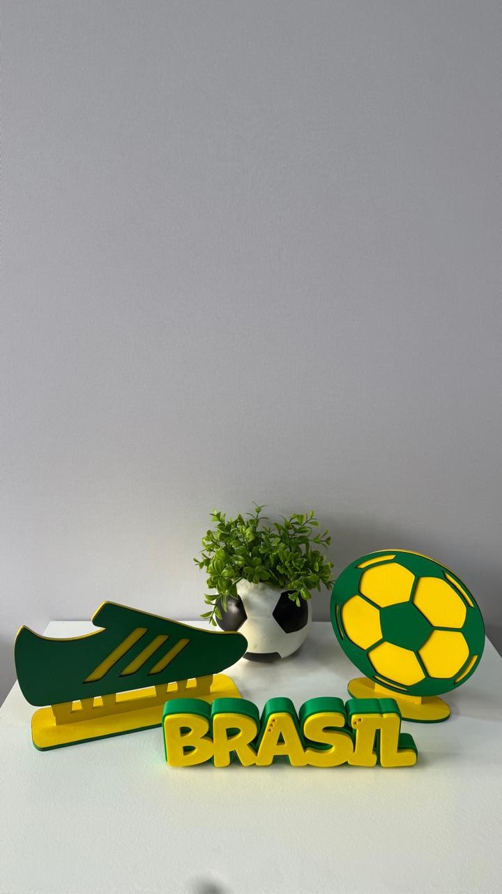 Chuteira de Mdf , Bola de Mdf, Bola de Ceramica E Brasil de Plastico - Comemore com encanto