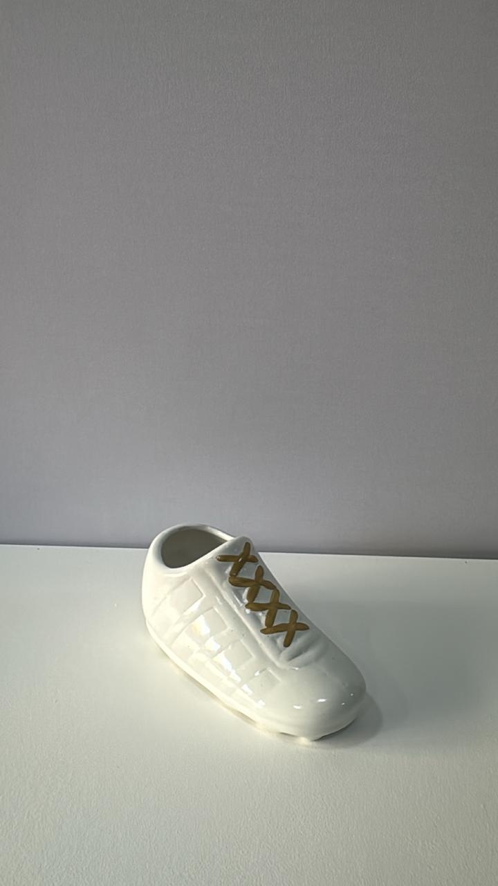Chuteira Branca Com Detalhe Dourado 7 Cm(Altura) 16 Cm( Largura) - Comemore com encanto