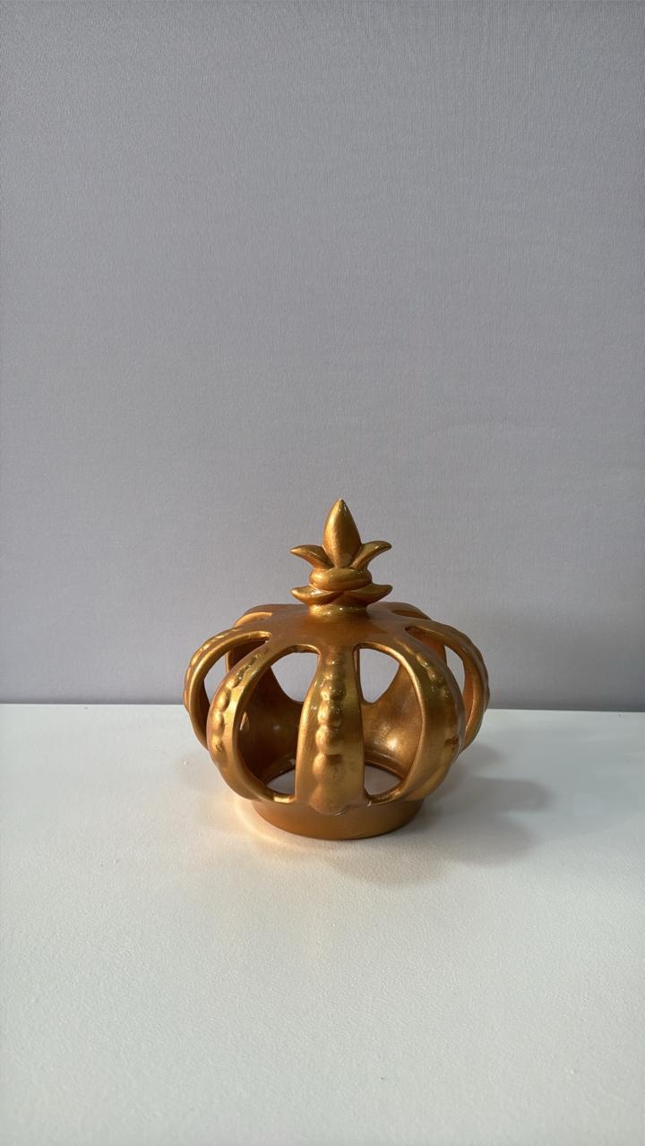 Coroa de Porcelana Dourada 16 Cm ( Altura) - Comemore com encanto