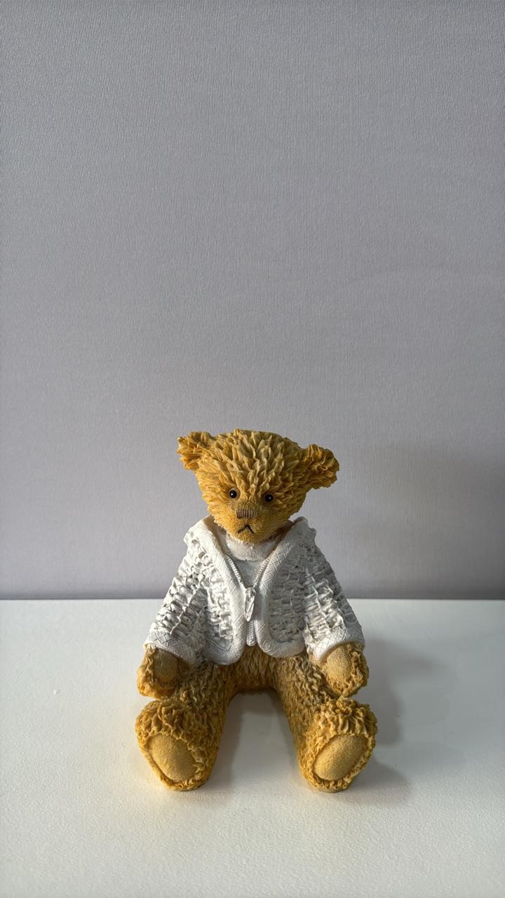 Ursinho Bege Menino de Resina Com Blusa Branca 11 Cm ( Altura) 10 Cm ( Largura) - Comemore com encanto