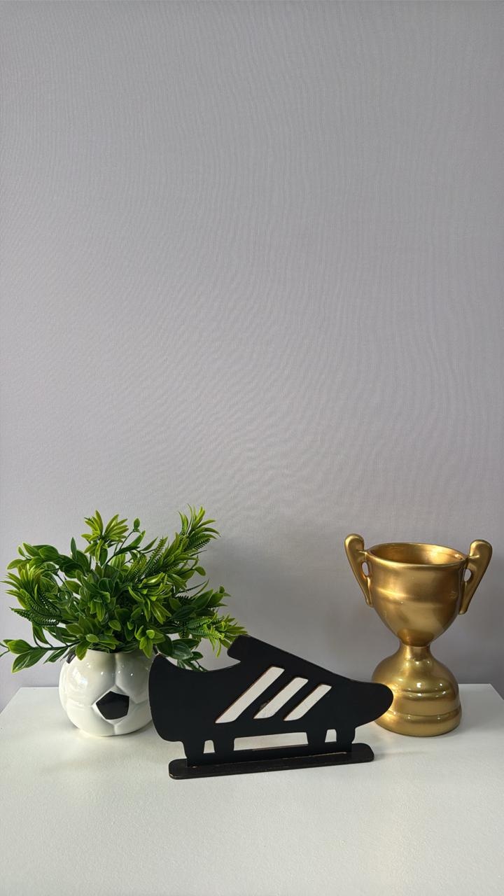 Bolo Mini Com Folhagem Artificial, Chuteira de Mdf E Troféu - Comemore com encanto