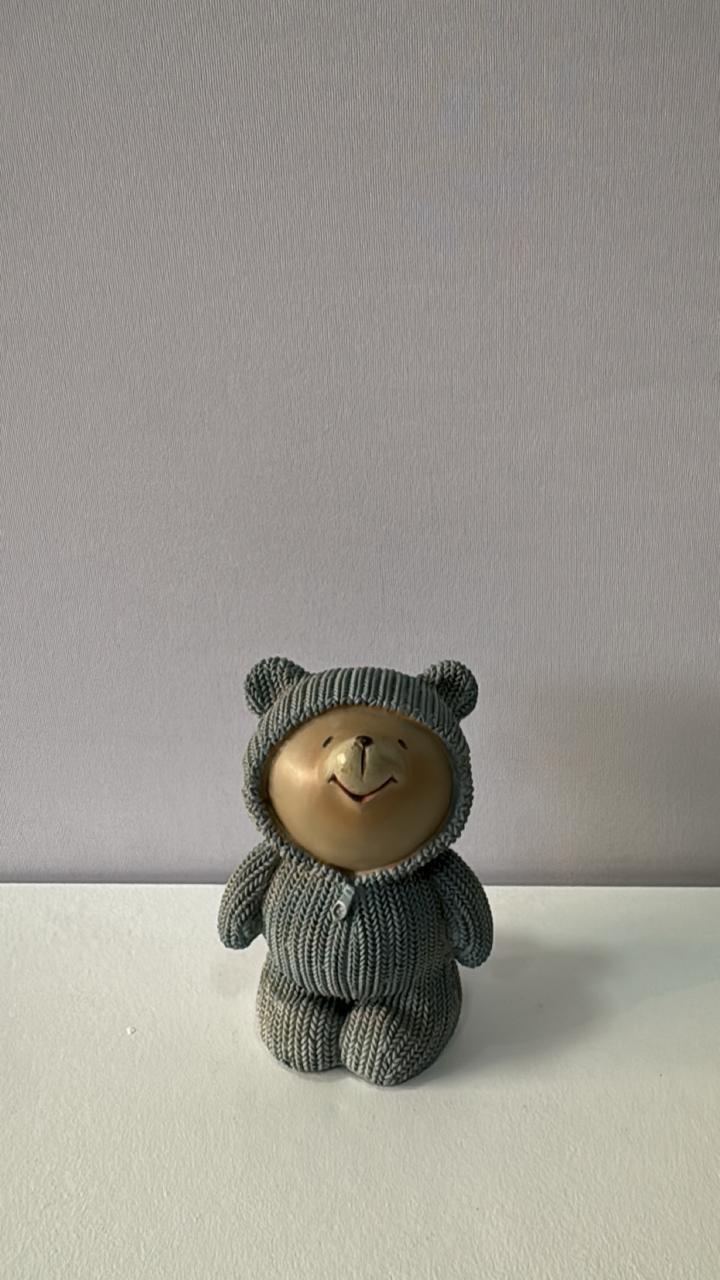 Ursinho Marrom de Resina Com Um Macacão Azul 12 Cm ( Altura) - Comemore com encanto