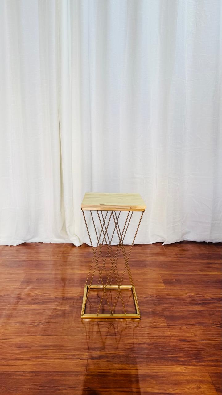 Mesa de Ferro Dourada Cruzada P - Comemore com encanto