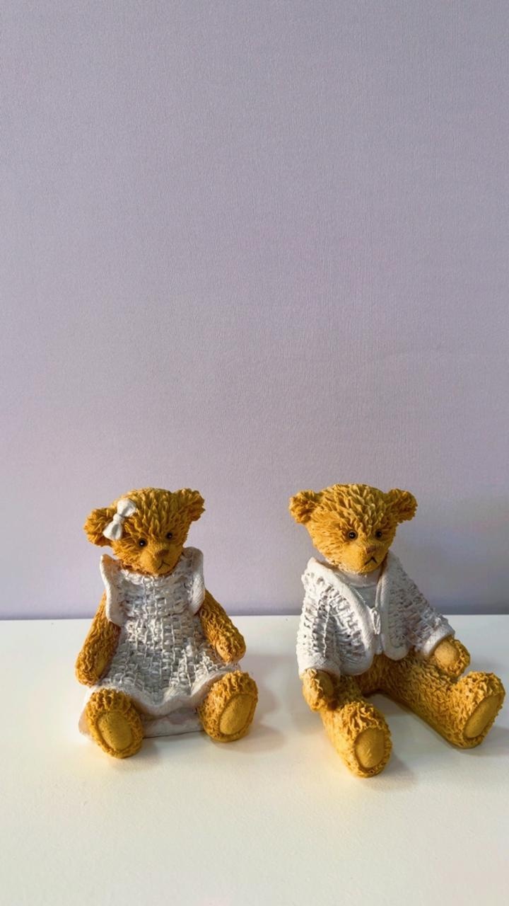 Ursinho Bege de Resina de Menina Com Vestido Branco Sentada E Ursinho Menino Sentado Com Blusa Branca - Comemore com encanto