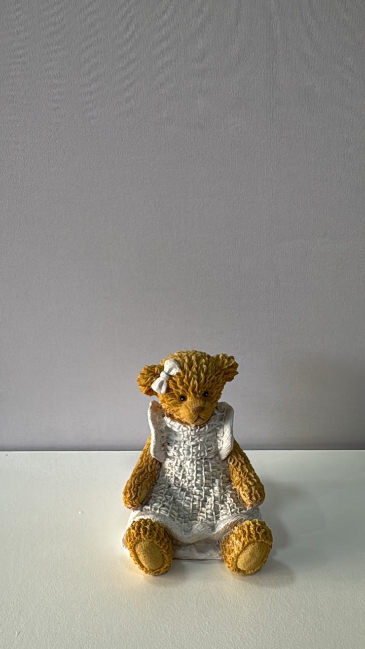 Ursinho Menina Bege de Resina Sentada Com Vestido Branco 12 Cm ( Altura) 9 Cm ( Largura) - Comemore com encanto