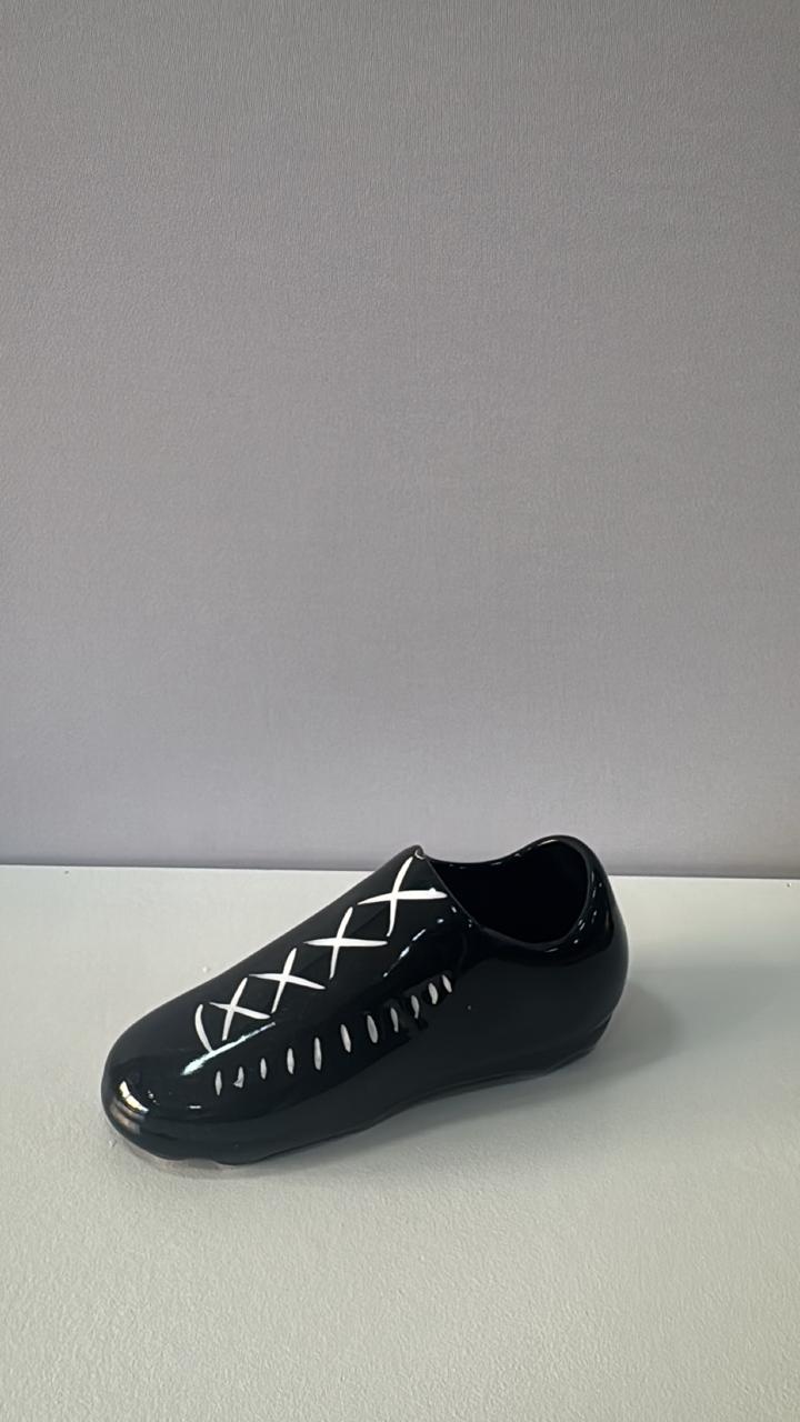 Chuteira Com Detalhes Brancos 7 Cm ( Altura) 18 Cm ( Largura) - Comemore com encanto