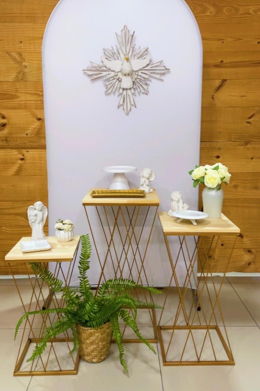 Kit Batizado Com Mesa de Ferro Dourada Com Romano - Comemore com encanto