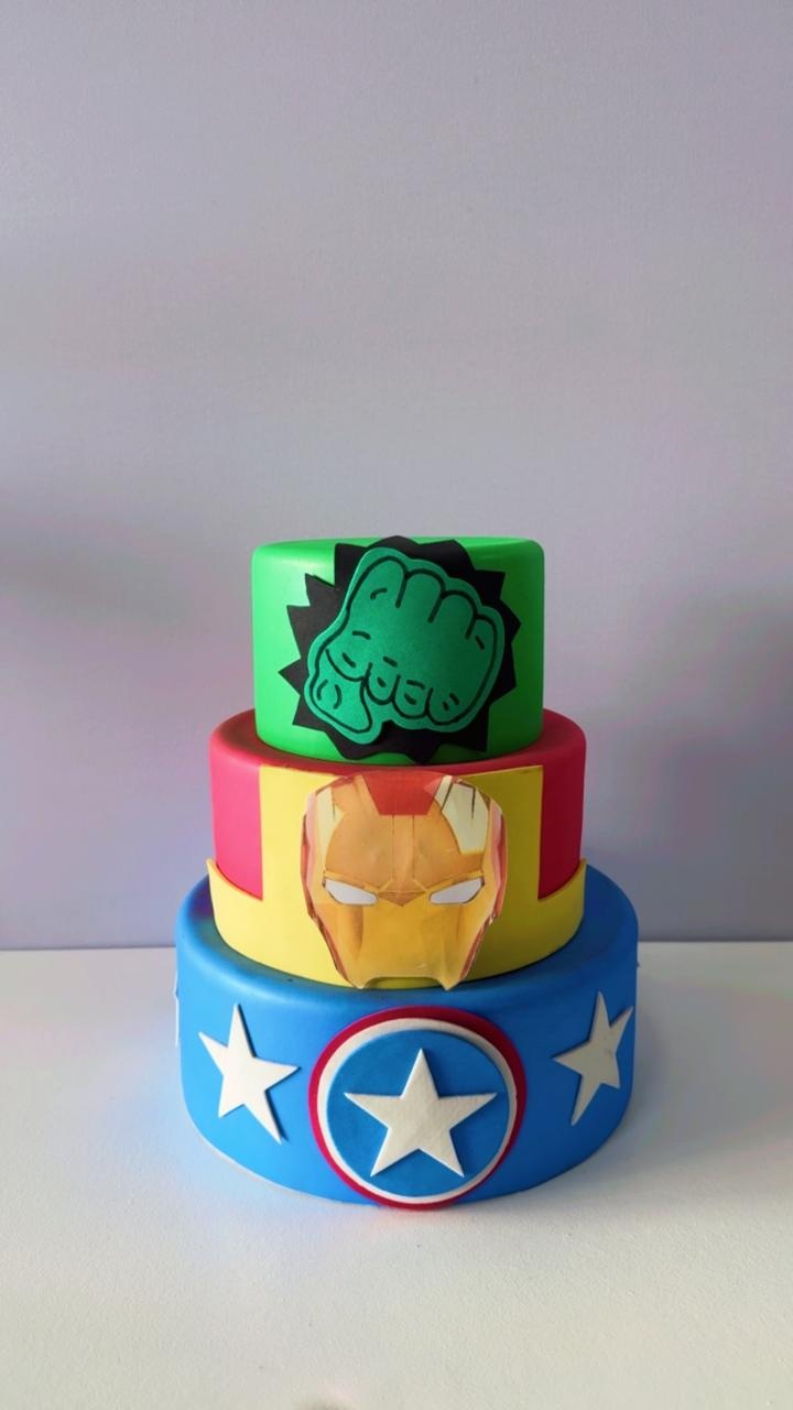 Bolo Fake Vingadores - Comemore com encanto