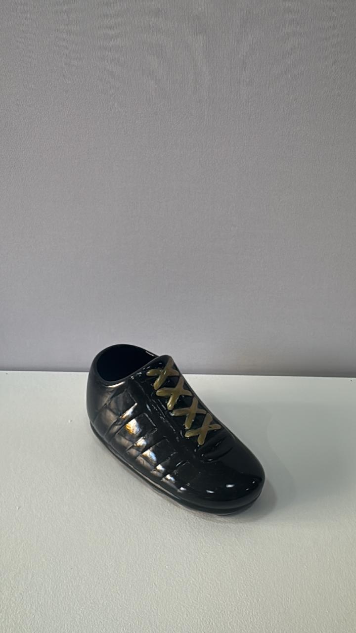 Chuteira Com Detalhes Dourados 7 Cm( Altura) 16 Cm ( Largura) - Comemore com encanto