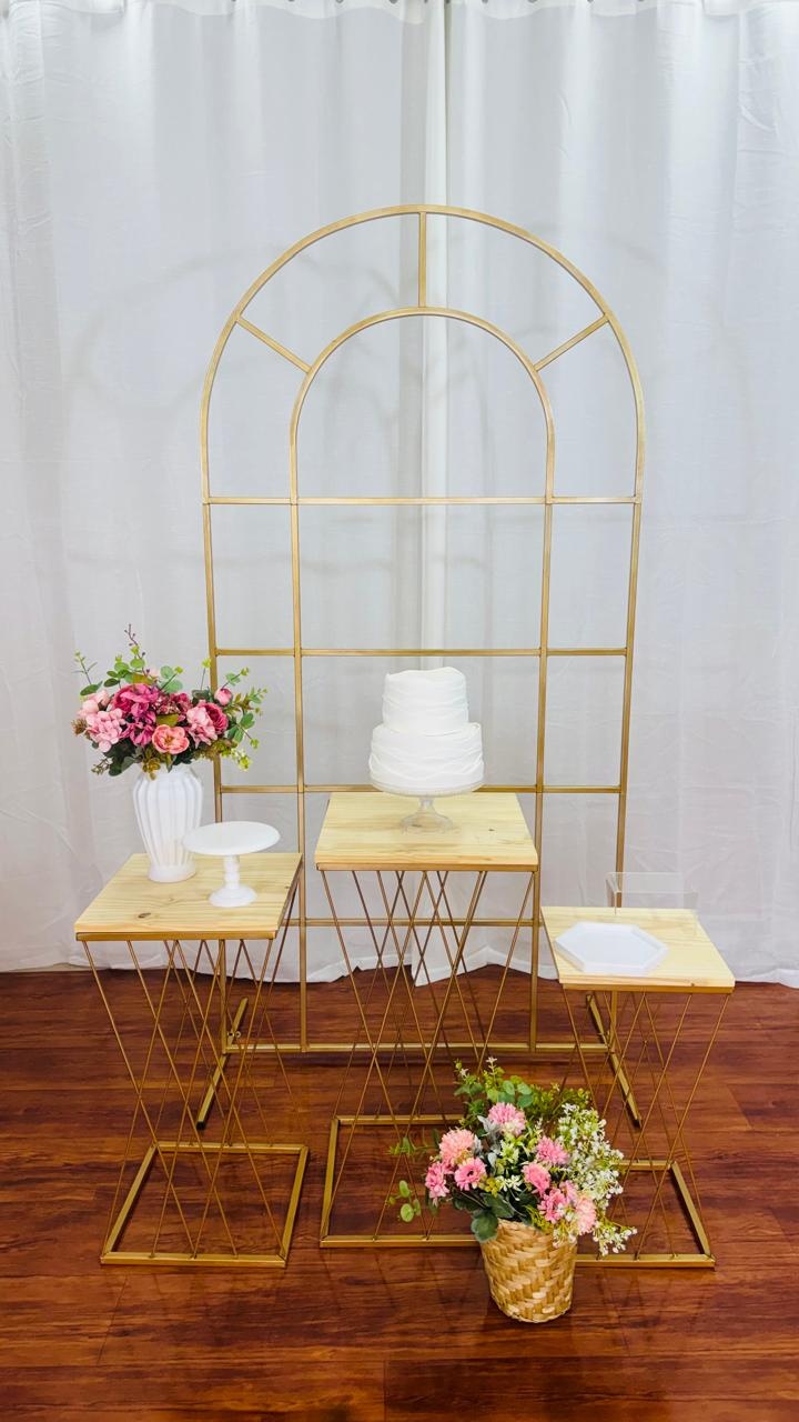 Kit Janela Com Mesa Dourada Cruzada Ferro - Comemore com encanto