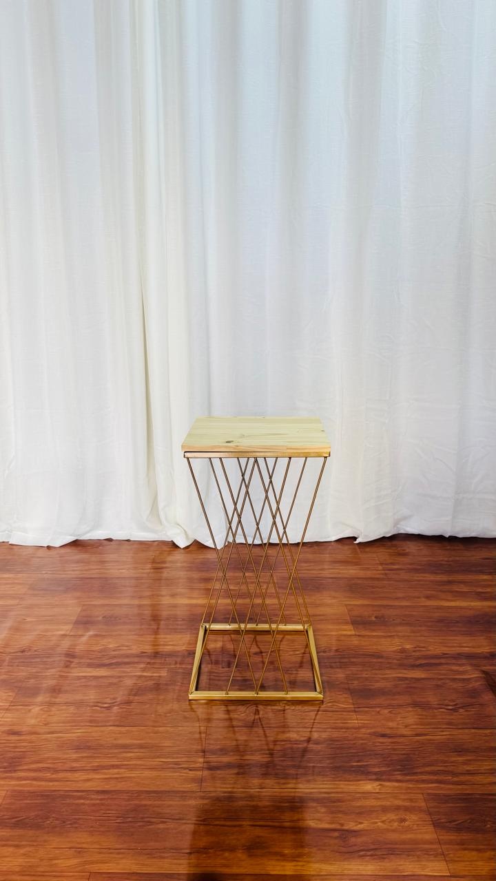 Mesa de Ferro Dourada Cruzada M - Comemore com encanto