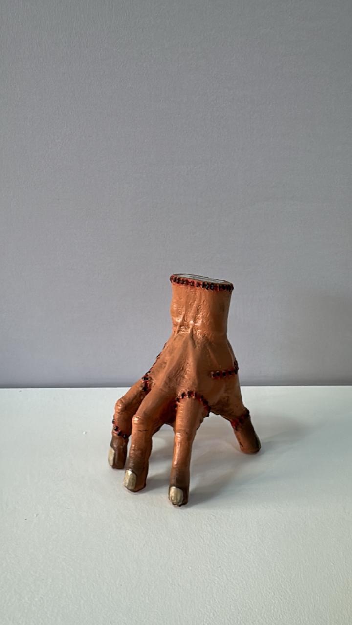 Mão da Wandinha 14 Cm ( Altura) - Comemore com encanto