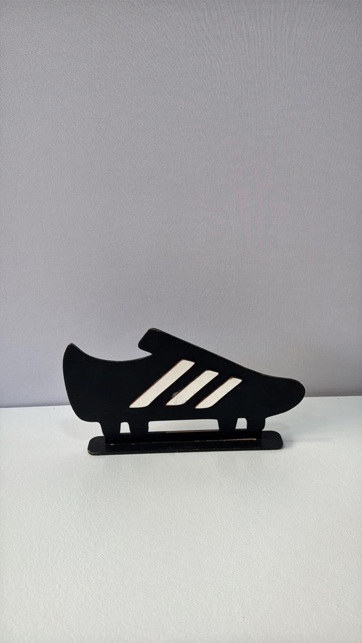 Chuteira Preta Com Detalhes Brancos de Mdf 14 Cm ( Altura) 25 Cm ( Largura) - Comemore com encanto