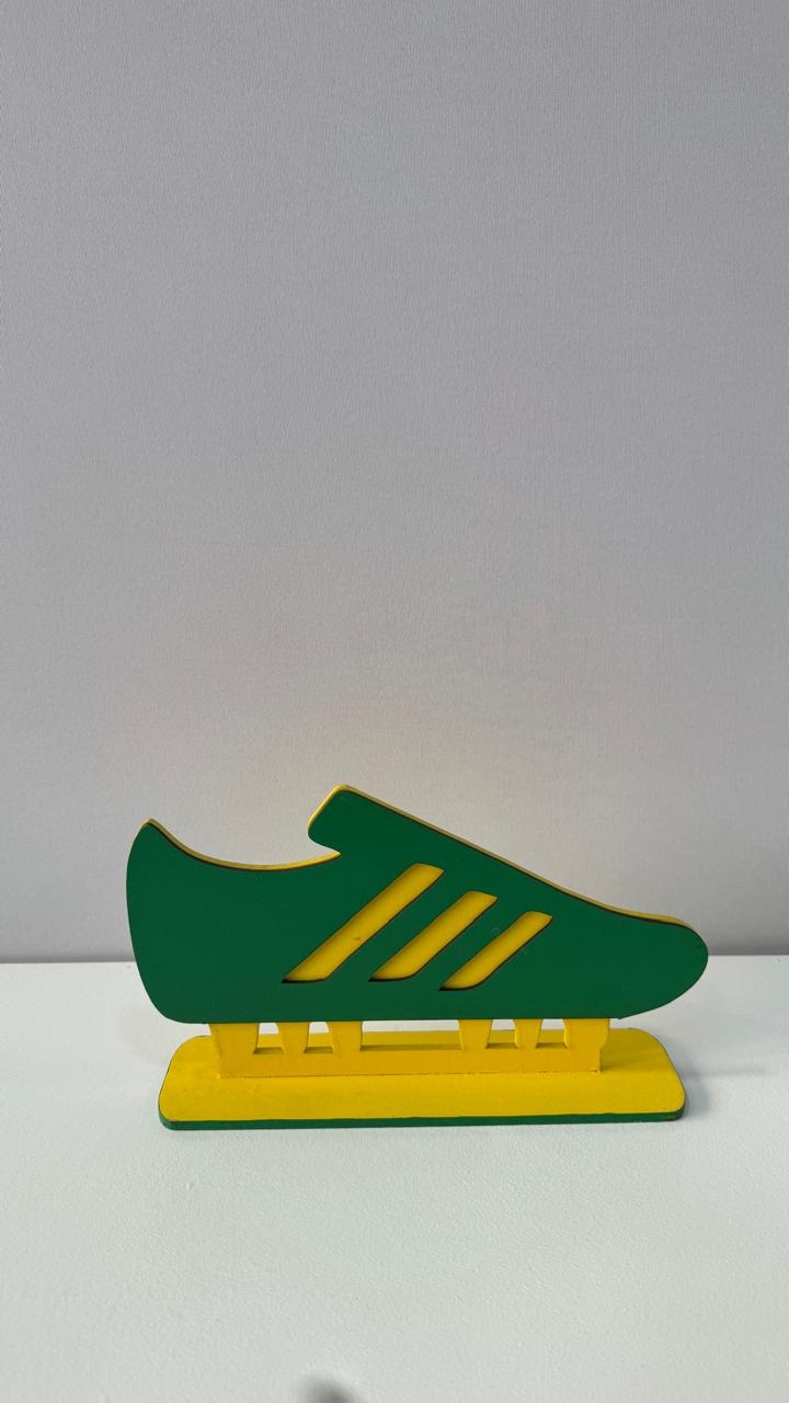Chuteira de Mdf Verde E Amarela 14 Cm (Altura) 25 Cm ( Largura) - Comemore com encanto