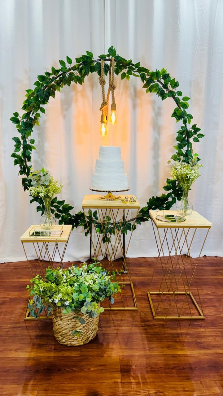 Kit Casamento Arco de Folhagem Mesa Ferro Dourada - Comemore com encanto