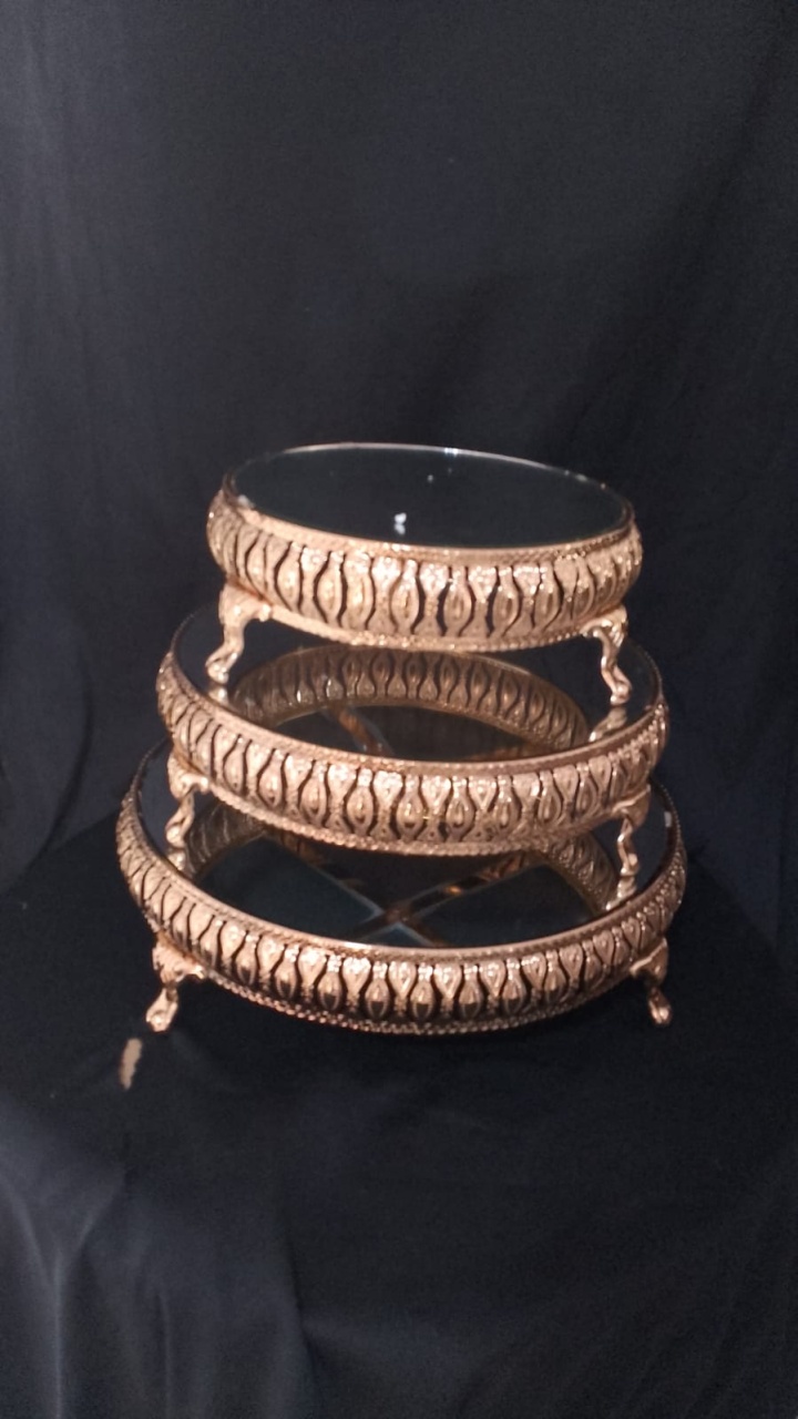 Trio de Bandejas/ Porta Doces Dourado Espelhado - Mania de festa 
