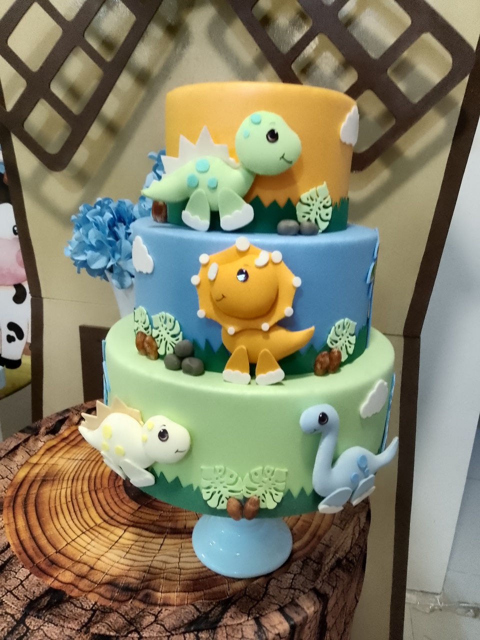 Bolo Fake Dinossauro - Mania de festa 