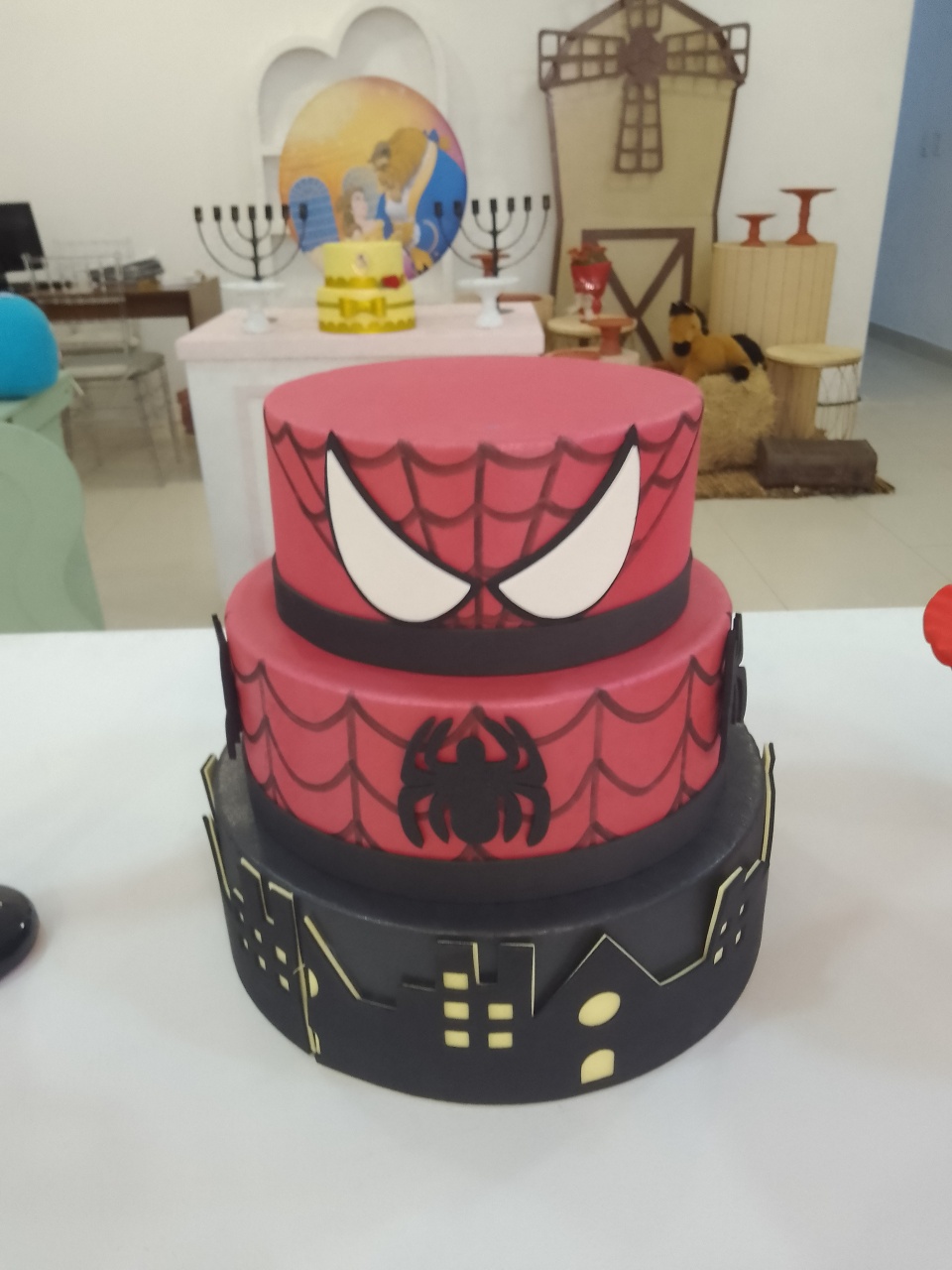 Bolo Fake Homem Aranha - Mania de festa