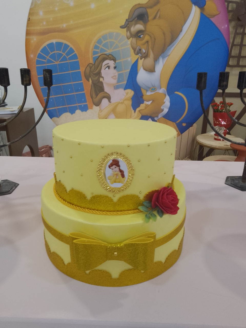 Bolo Fake Belas E A Fera - Mania de festa