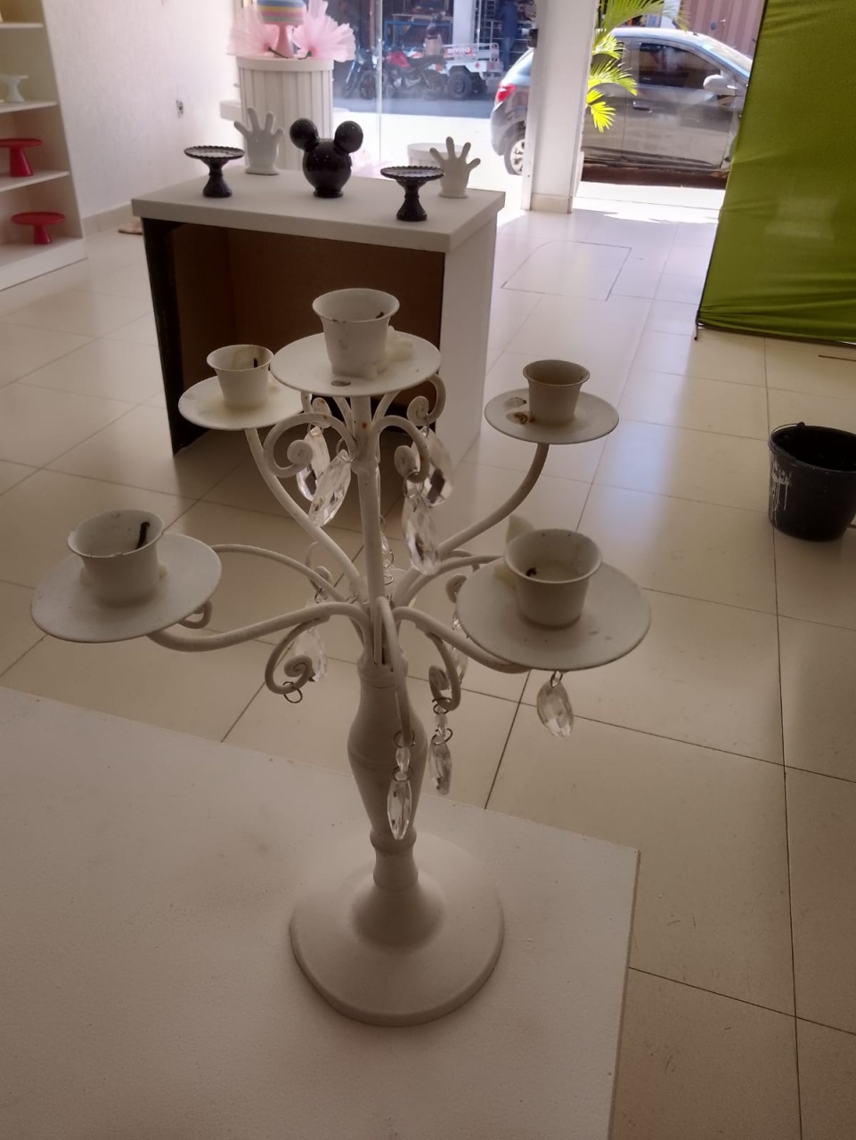Candelabro Branco Com Cristais - Mania de festa