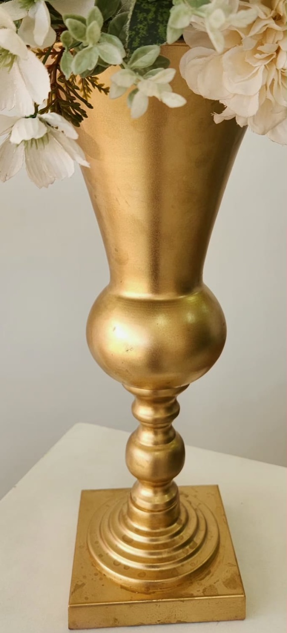 Vaso Cone P Dourado - Encante festas e locações