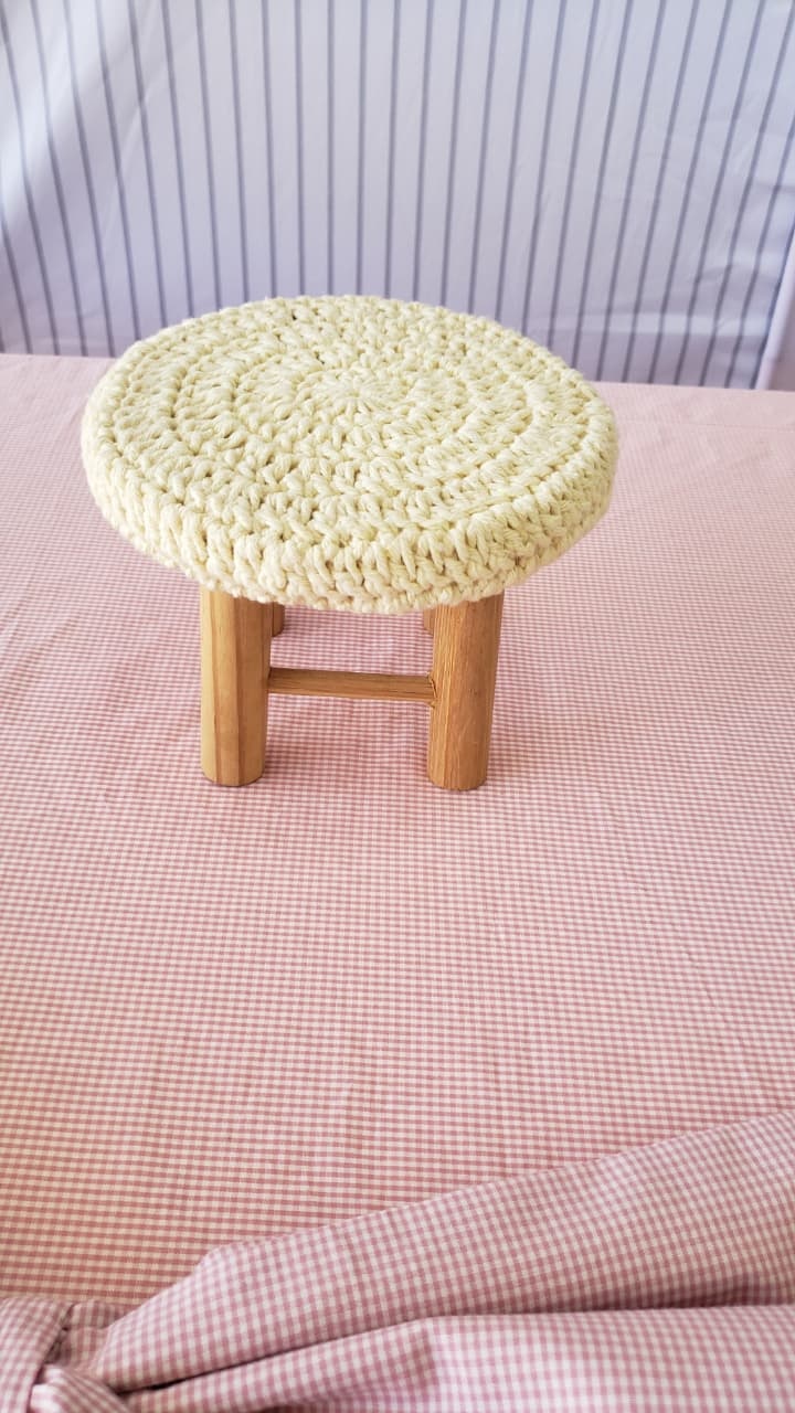 Banquinho de Crochê Amarelo - Encante festas e locações