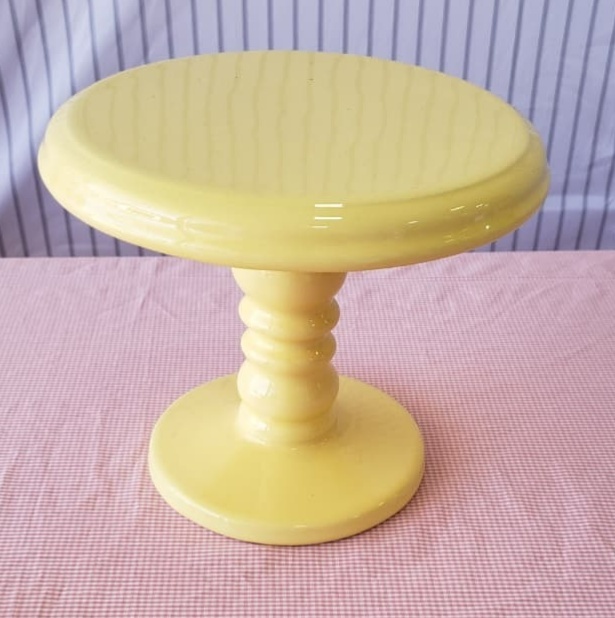 Boleira Em Cerâmica Amarelo Bebê - Encante festas e locações