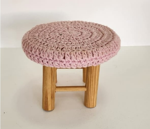 Banquinho de Crochê Rosa - Encante festas e locações